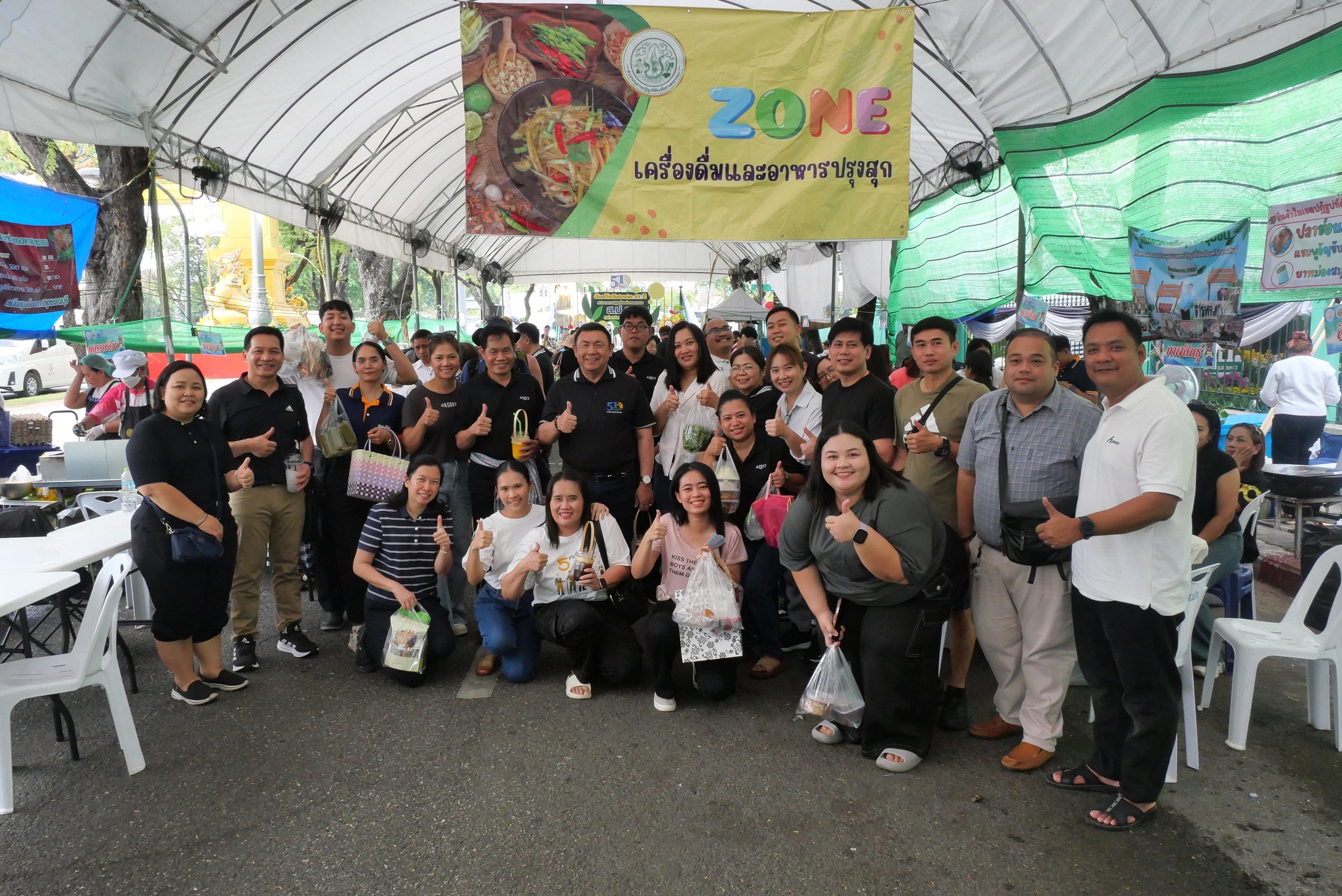 title - เลขาธิการ ส.ป.ก. เยี่ยมทักทายเกษตรกรและซื้อสินค้าในบรรยากาศวันสุดท้ายของการออกร้านขายสินค้า จากเขตปฏิรูปที่ดิน ส่งท้ายงานครบรอบ 51 ปี ส.ป.ก.
